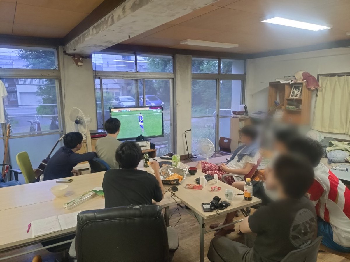 chienryo's tweet photo. みんなで早起き（一部は徹夜）してW杯観戦中⚽️
国民意識の高まりを感じています https://t.co/mFvCjy8HLK