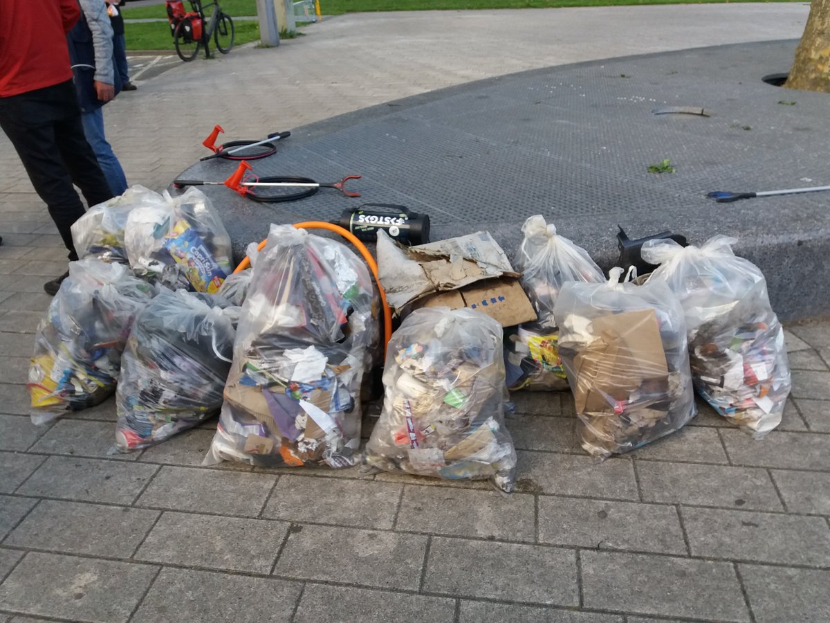 Tine_to_Earth's tweet photo. @zwerfieRdam Zojuist met ons hobbyclubje (ca 15 m/v) van 20 - 21 uur een enorme hoeveelheid #zwerfafval bij metrohalte Melanchthonweg #Rotterdam opgehaald. We treffen veel blikjes met statiegeld aan, die in aparte zak mee naar huis gaan 😊 #city #cleanup https://t.co/SY4ULD3QdK