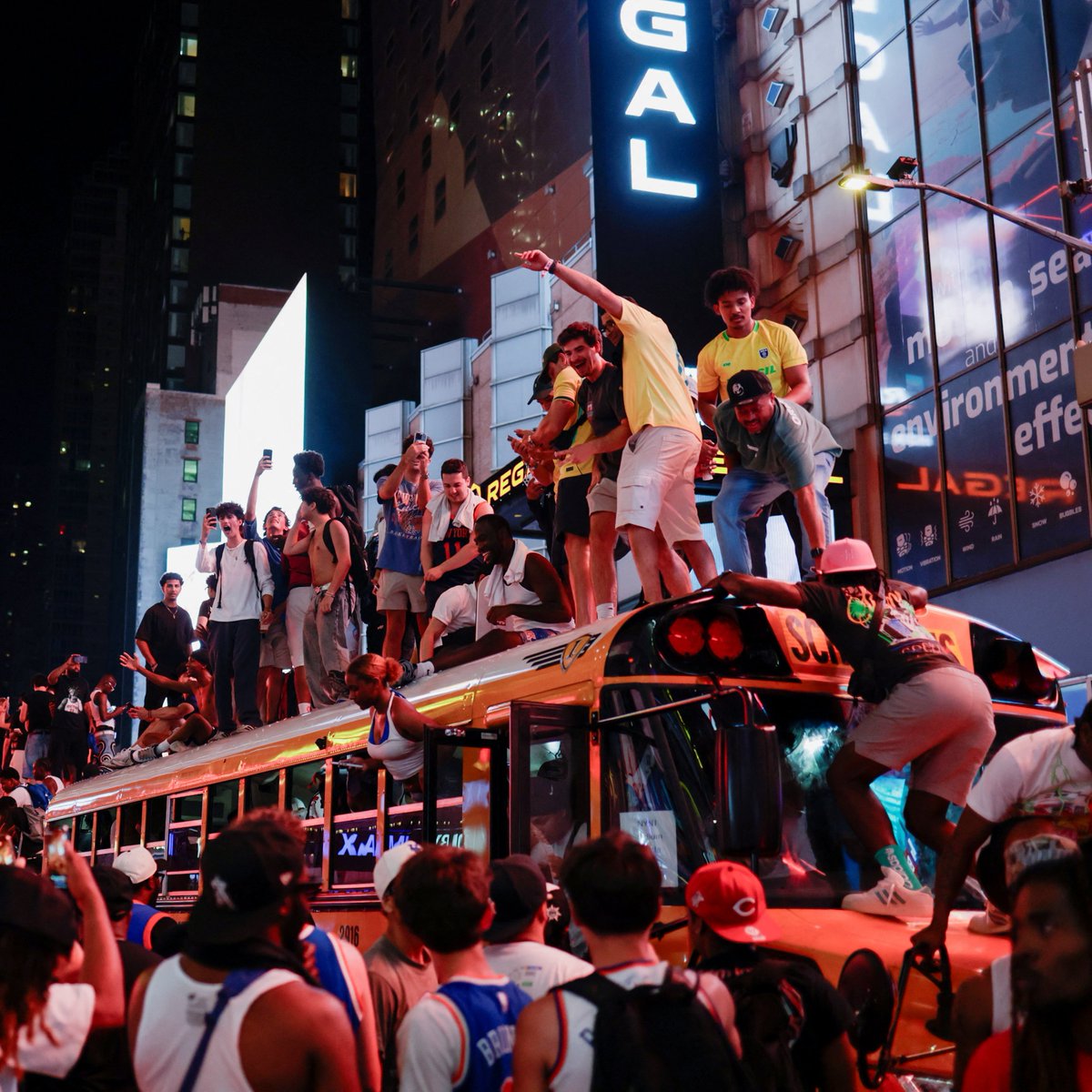 FOS's tweet photo. 10 injured NYPD officers.
4 slashing/stabbings.
5 school buses set on fire.
5 damaged police cars.

Details on the aftermath of the Knicks title celebration in NYC ⬇️