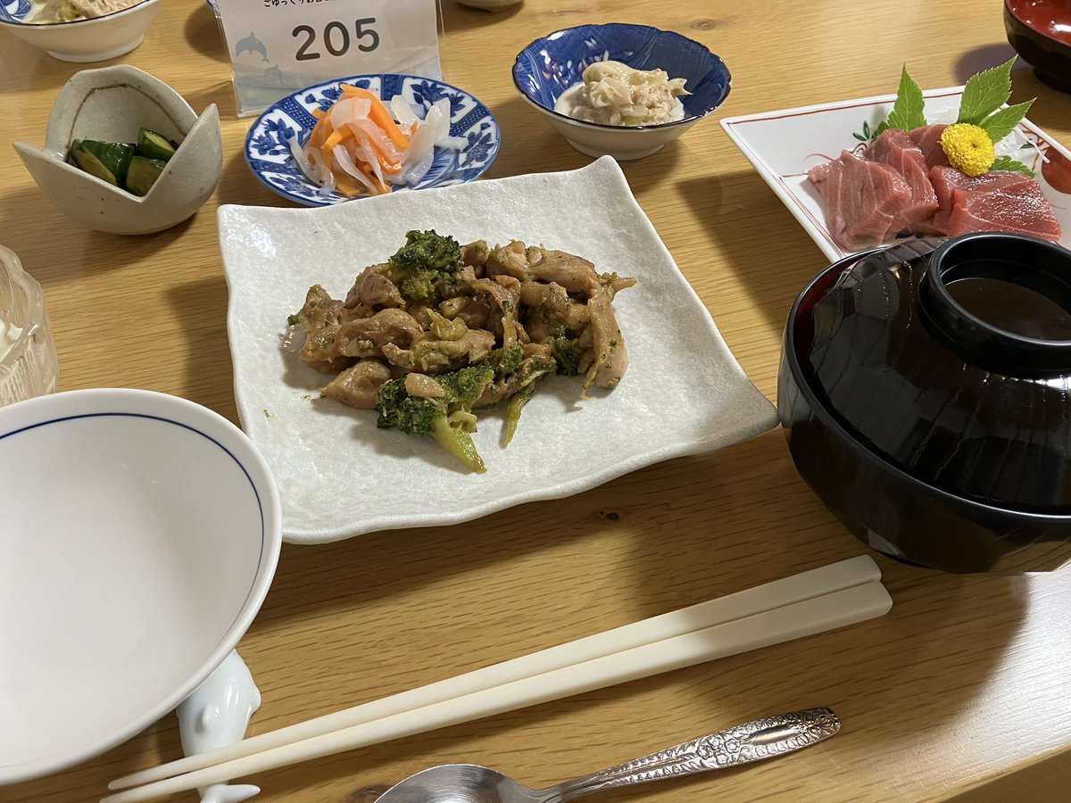 moriken075's tweet photo. 御蔵島と三宅島を後にする。お魚がやはり美味しかった。帰りの便が6時間早まって危うく帰宅困難民になるところだった https://t.co/yiKlQa7dak
