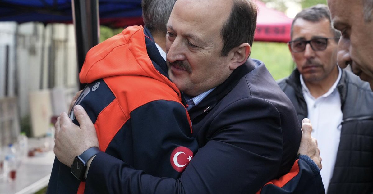 ahpehlivan53's tweet photo. Merhum Ömer Faruk Özkan kardeşimizi baba ocağı Bolu’da ebediyete uğurladık.

Rize İlimizin Çamlıhemşin ilçesinde kaybolan bir vatandaşımızı arama çalışmaları esnasında, bot devrilmesi sonucu akıntıya kapılarak ağır yaralanan ve hastanede yapılan tüm müdahalelere rağmen kurtarılamayarak vefat eden mesai arkadaşımız, kıymetli kardeşimiz Ömer Faruk Özkan’ı baba ocağı Bolu İl merkezine bağlı Hamzabey Köyü’nde düzenlenen cenaze töreniyle ebediyete uğurladık.

Üstlenmiş olduğu görevleri azim ve cesaretle, canı pahasına ifa eden Ömer Faruk Özkan kardeşimize bir kez daha Allah'tan rahmet; kederli ailesine, yakınlarına, AFAD ailemize sabır ve başsağlığı diliyorum.

Ruhu şâd, mekanı cennet olsun.

#AFAD🇹🇷