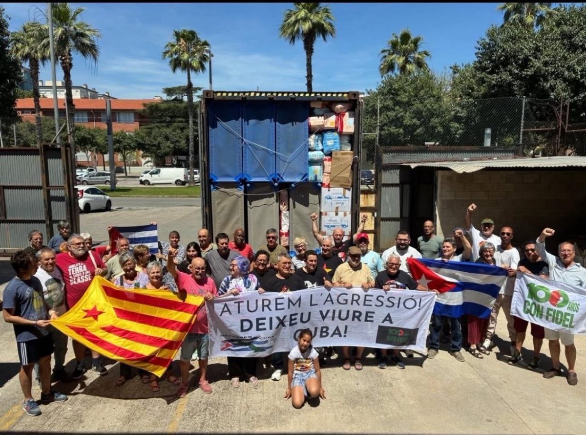 castromedinaale's tweet photo. #CUBA es GRANDE y la Solidaridad se multiplica en Barcelona. @DefensemCuba organizó, con cubanos, un contenedor para HOSPITALES de LA HABANA, con camas, colchones, sillas y material sanitario. MIL GRACIAS a todos los casales solidarios, sindicatos y amigos de Cuba en Cataluña! https://t.co/t7T3apjOPO