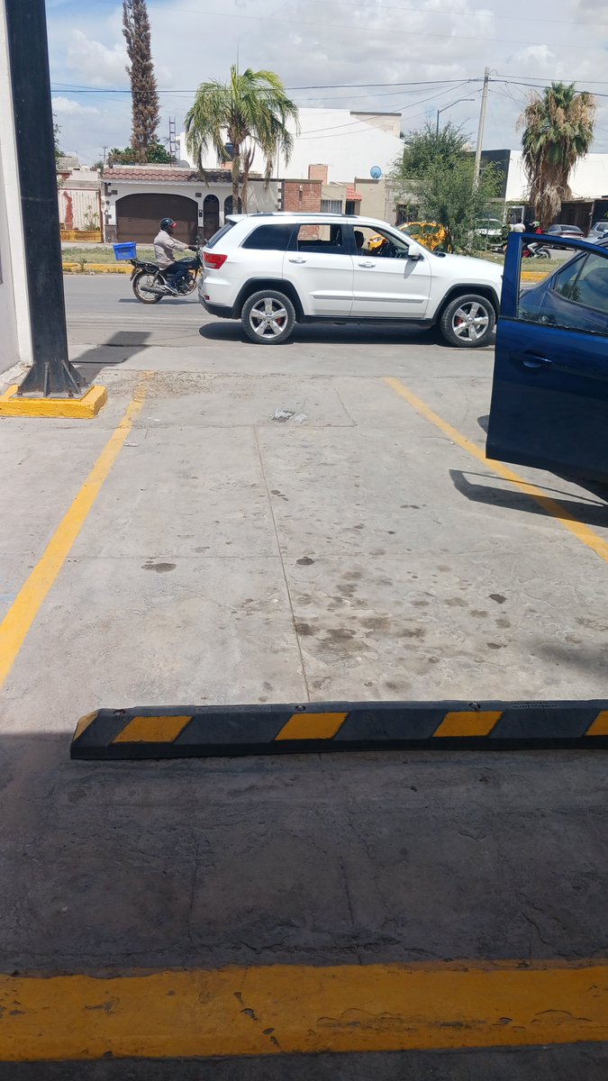 LagunaGeorge's tweet photo. Doña chingona estorbando un lugar de estacionamiento https://t.co/zpBakltUmc