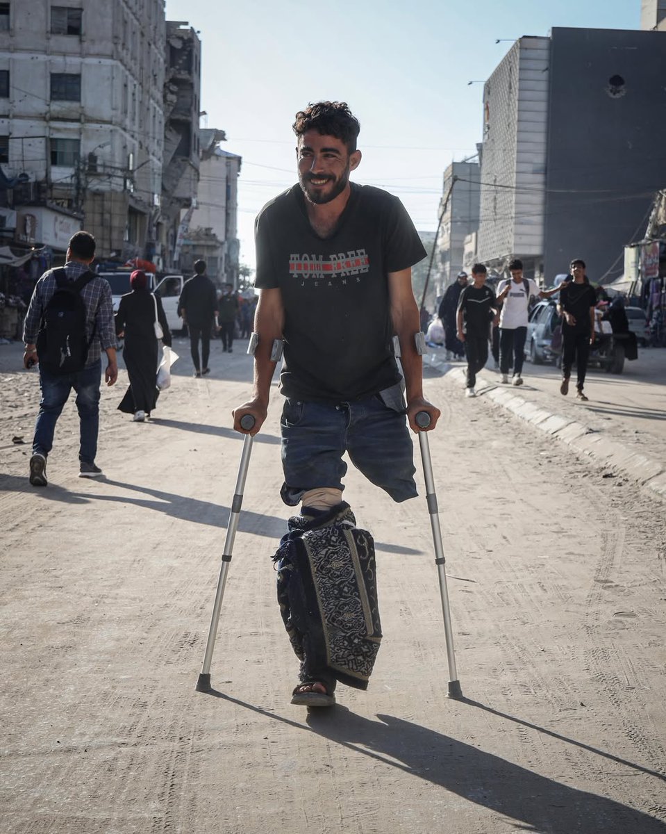 bouchraSahrane's tweet photo. "غزة.. وجع لا ينتهي، وألمٌ يمزق القلوب، وقهرٌ يسكن الوجوه. هذه الصورة تجسد واقعاً يحتاج للعالم أن يرى ويفهم. 💔🇵🇸
#غزة #فلسطين #وجع" https://t.co/k742nP3JAE