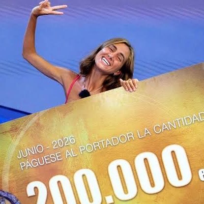 PlenisimaGH's tweet photo. Algunas diciendo que Maica tiene que estar rabiando porque no la invitarán a los premios de dulceida..

Tranquilos, ella se conforma con haber ganado el cheque de 200k como reina de realities que es y otras se tendrán que conformar con un premio ídolo 💋💋💋 https://t.co/SAWolt9Pvq