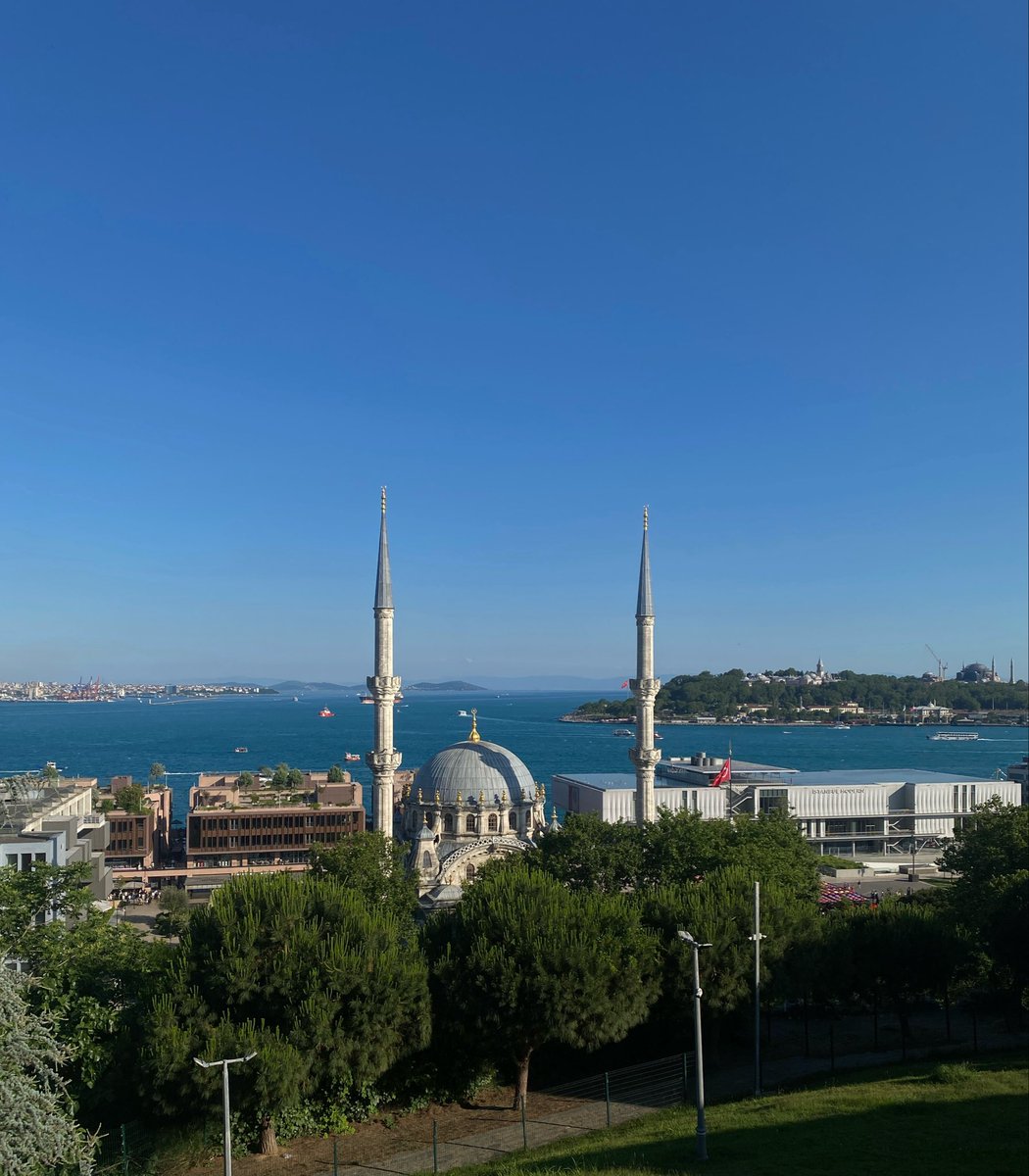 Melgun4734's tweet photo. Ben hep yaralı kediler gibi bir köşede kendi kendime iyileşmeyi bekledim.
#Cihangir🤍 https://t.co/T3LEwGXN3k