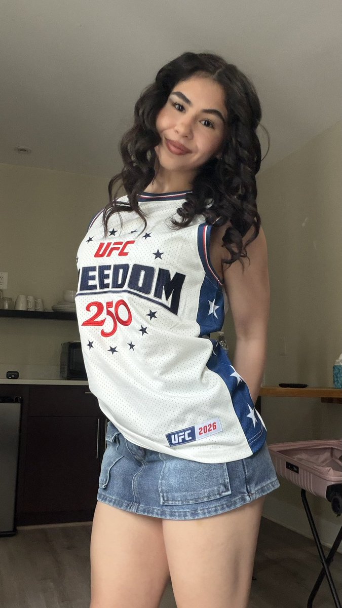 Natalieloureda's tweet photo. help me pick an outfit for #ufcdc ๐โฝ๏ธ๐ https://t.co/K8STOVt5aW