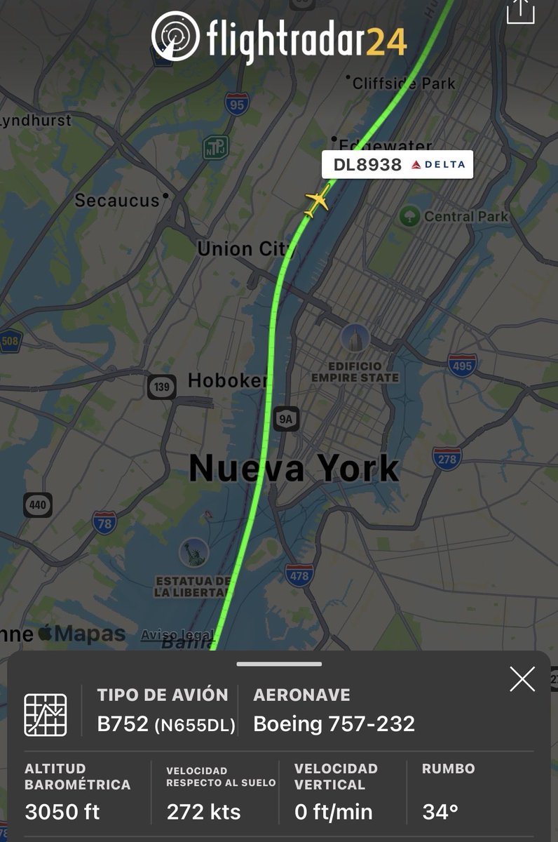 MrPilotBlanco's tweet photo. Increíble la suerte de estos pilotos de @Delta que trajeron a los campeones @nyknicks de la @NBA y encima se llevaron una aproximación muy especial por todo Manhattan. Impresionante https://t.co/Ls5wMz0kJl