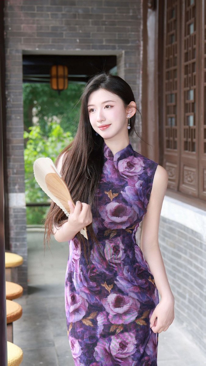 yaka99666's tweet photo. 长发，紫花旗袍，气质美女 https://t.co/kg9yNB82Io