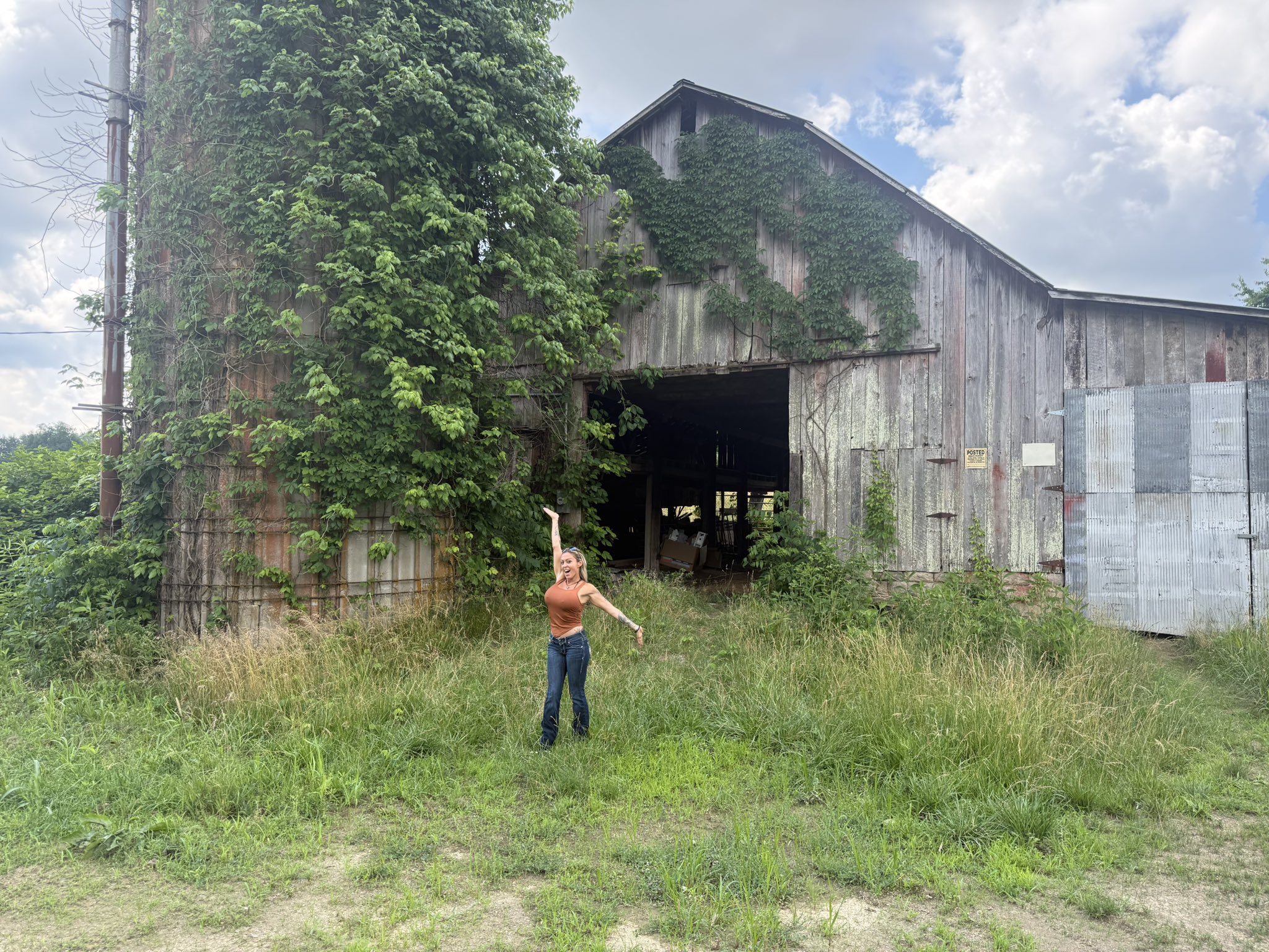 I’m obsessed with old barns. I wasn’t photo shoot ready but I’d love a road trip of them some day. And yes, the titties came out lol https://t.co/x76I2AVa5k