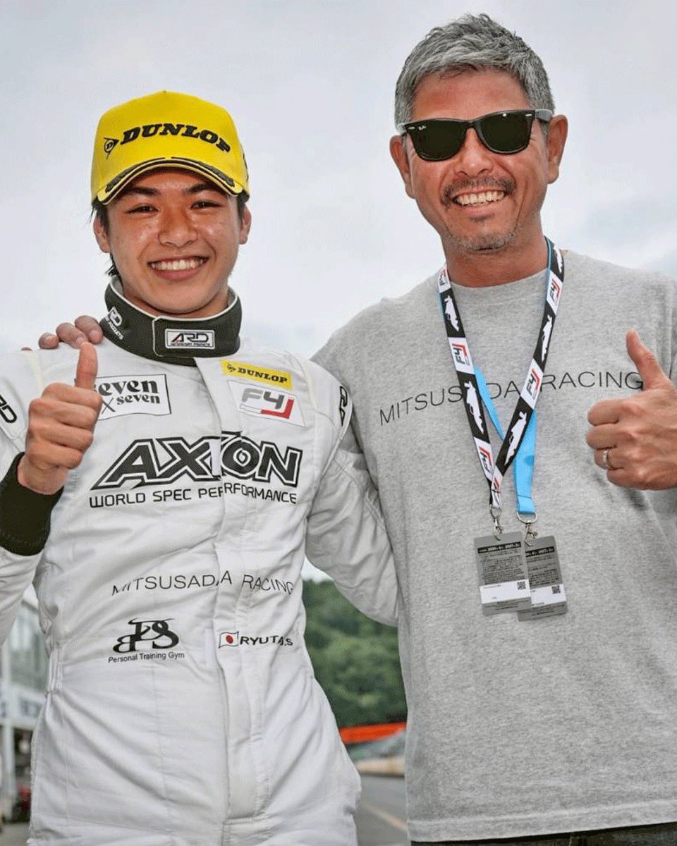 ryu_sakai_44's tweet photo. 2026 FIA-F4 選手権シリーズ チャンピオンクラス Rd.4 岡山ラウンド 6/14/'26

公式予選:3位

決勝:3位
https://t.co/SgeWcXXyyk

前日の第3戦では、自分のミスによって表彰台を逃してしまい、とても悔しい思いをしました。
その悔しさを晴らすために挑んだのが第4戦でした。
前日のレースはとても悔しく自分の速さを上げることと最高の順位で戻してくるためにどのような対策が必要かを考えて臨みました。

決勝のスタートでは、前日以上の加速を狙い、反応速度や初動は非常に良い状態でした。
しかしその直後、エンジンをストール寸前まで追い込んでしまい、再び順位を落として5番手まで後退してしまいました。
順位を落とした後はすぐに4番手まではすぐに上げることができましたが、3番手との差を縮めることが難しく、なかなかオーバーテイクのチャンスを作ることができませんでした。
レース中は路面コンディションやマシンのバランスに合わせながら走り続けましたが、思うように仕掛けることができない時間が続きました。

しかし最終ラップ、コース上に落ちていた砂の影響で前を走る3番手の選手がバランスを崩す可能性があると判断し、アウト側から仕掛けていきました。
バックストレートで差を詰め、アウト側から勝負を仕掛けると、軽い接触がありながらも並走状態に持ち込むことができました。
そしてダブルヘアピンでオーバーテイクに成功し、3番手でチェッカーフラッグを受けることができました。

FIA-F4デビューから4戦目で初表彰台を獲得できたことは、本当に嬉しく思います。
今回トップ2はとても速かったのでしっかりとその差を認めて自分の大きな上げ幅の中でその差を埋められるように頑張ります。

いつも応援してくださるアキランドの皆様、MITSUSADA RACINGの皆様、そしてサーキットで温かい声援を送ってくださった皆様、お声かけいただいた皆様、本当にありがとうございました。

これからもさらに上を目指して頑張りますので、応援よろしくお願いいたします。

#fiaf4
#岡山国際サーキット