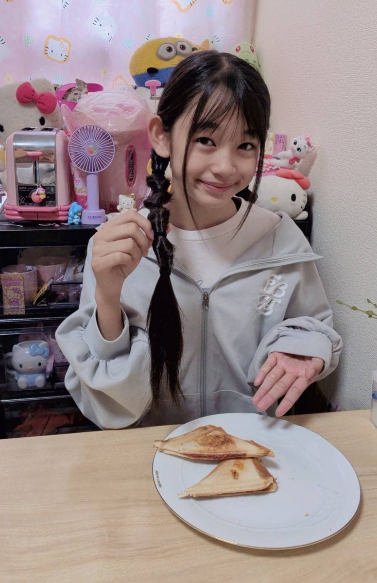 DP_AKANE's tweet photo. おはようでやんす🙌🏻☀️💕
今日の朝ごはんはママの手作りホットサンドだよ🥪✨
いただきます😋
あと！今日は髪の毛を自分でアレンジしてみたんだᥬ😉ᩤ
上手にできたかな〜？💭
今日も一日学校、お仕事頑張ってね💪🏻🔥
#あかねん
#DIANNAプロジェクト練習生
#ホットサンド
#ヘアアレンジ
#でやんす https://t.co/oMV6A3MImW