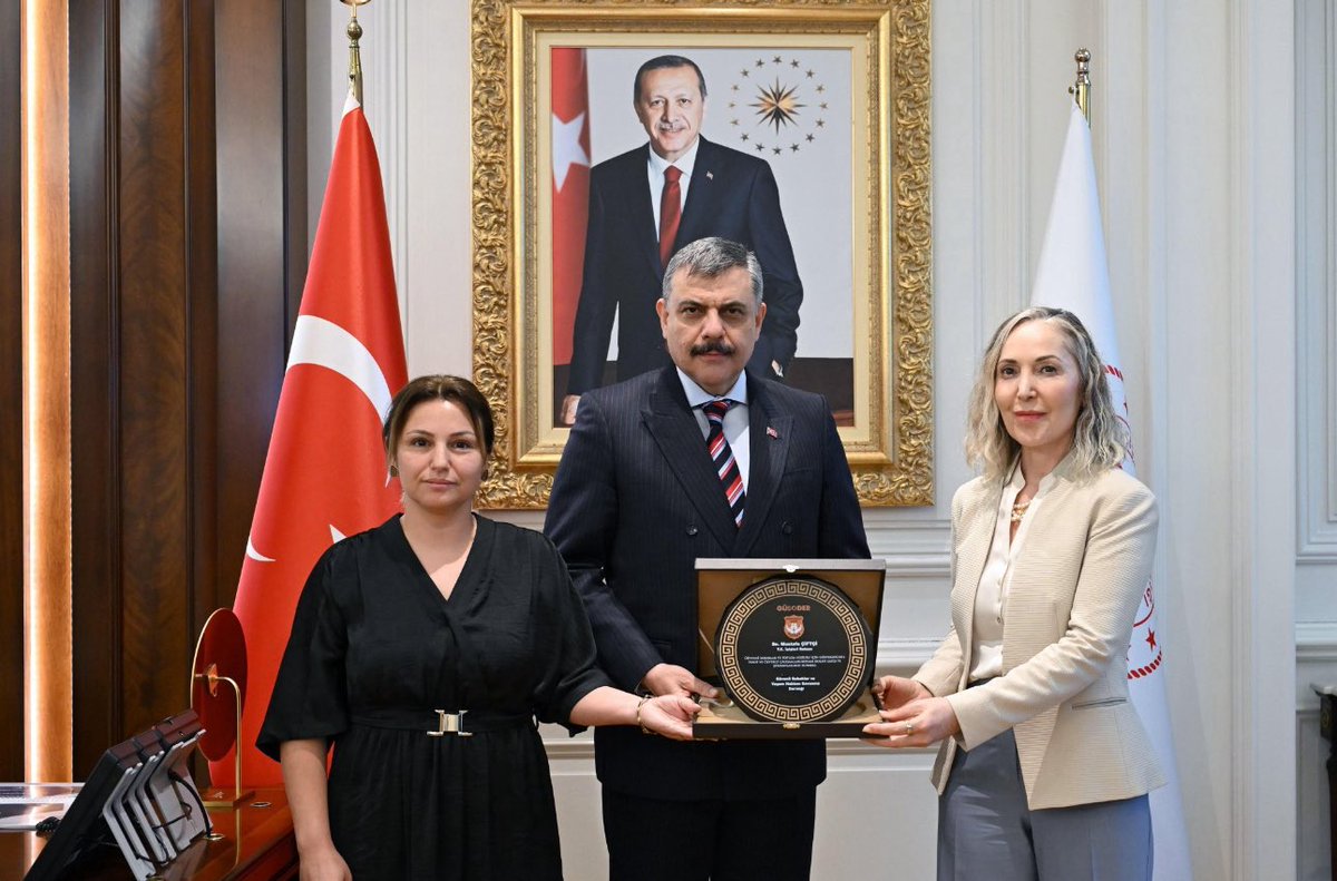 zeyyerinde1's tweet photo. Koskoca ülkenin İçişleri Bakanı’nın kimlerle yan yana, baş köşede fotoğraf verdiğine iyi bakın! Sokaktaki kuşun, köpeğin, kedinin su kaplarını tekmeleyen Meltem Zorba gibi vicdansızlar, bireysel silahlanmayı savunanlar, devlete "çocuk katili" deyip Cumhurbaşkanımıza küfürler savuran bu ahlaksızlar bugün bakanlık makamında ağırlanıyor. Yıllardır nefret dili üreten, her olayı hayvanlara yıkıp toplumu kutuplaştıran bu zihniyet, ellerinde Şevket abinin, Necla teyzenin kanı olan 28 kurşun davasının baş şüphelileri ve Hizbullahvari yapılarla birlikte baş köşede!
#GüsoderKapatılsın 
@mustafaciftcitr @Akparti @RTErdogan 
++++++++++