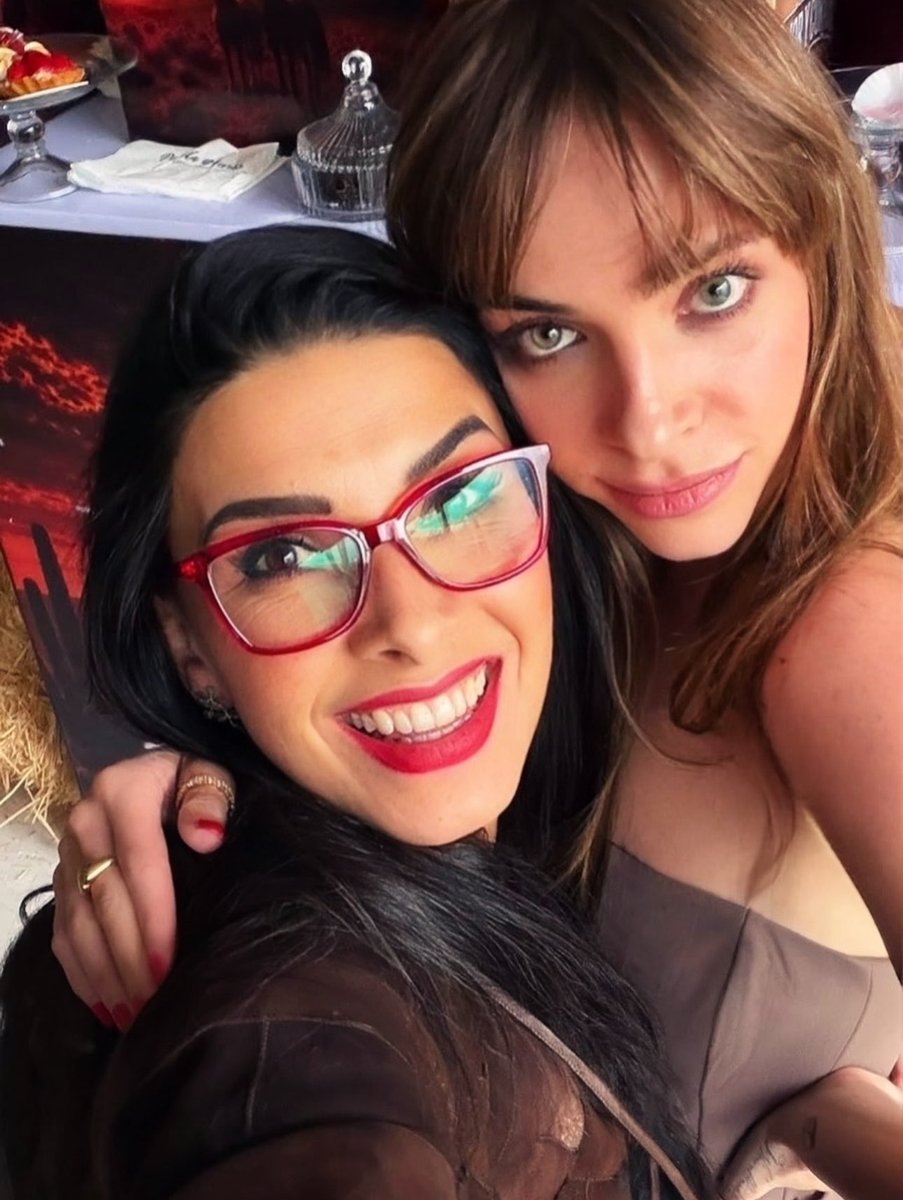 GenesisMez7098's tweet photo. Otra cosa que me encanta de dal es que tiene la capacidad de llevarse bien con todos y en especial con los más jóvenes, de eso me di cuenta en la casa cuando convivía con Eli y todos ellos y ahora en la novela tmb lo hace con el elenco joven❤️‍🩹

Btw tmb con aranza y Dany😍 https://t.co/b7yba5QCpR