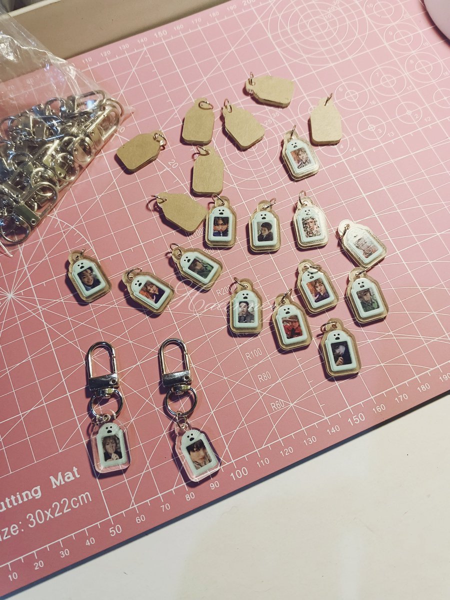 haeinney's tweet photo. Coer yg dateng allobank adakah yg mau aku titipin freebies? aku gajadi dateng jadi sayang aja kalo dianggurin🥹 i put blood sweat and tears preparing this🫠

Freebiesnya gini,kalo ada yg bersedia aku titipin nanti aku kirim via shopee ya, uangnya aku ganti dlm paket🙂🤍
#cortis https://t.co/dg01RSLjc5