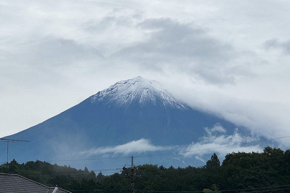 aloha73wave's tweet photo. おはようございます

今日は早起きな方が多いのかな？

涼しい朝だと思ったら
山頂雪でした🗻

雪化粧再び https://t.co/43P78cjjxh