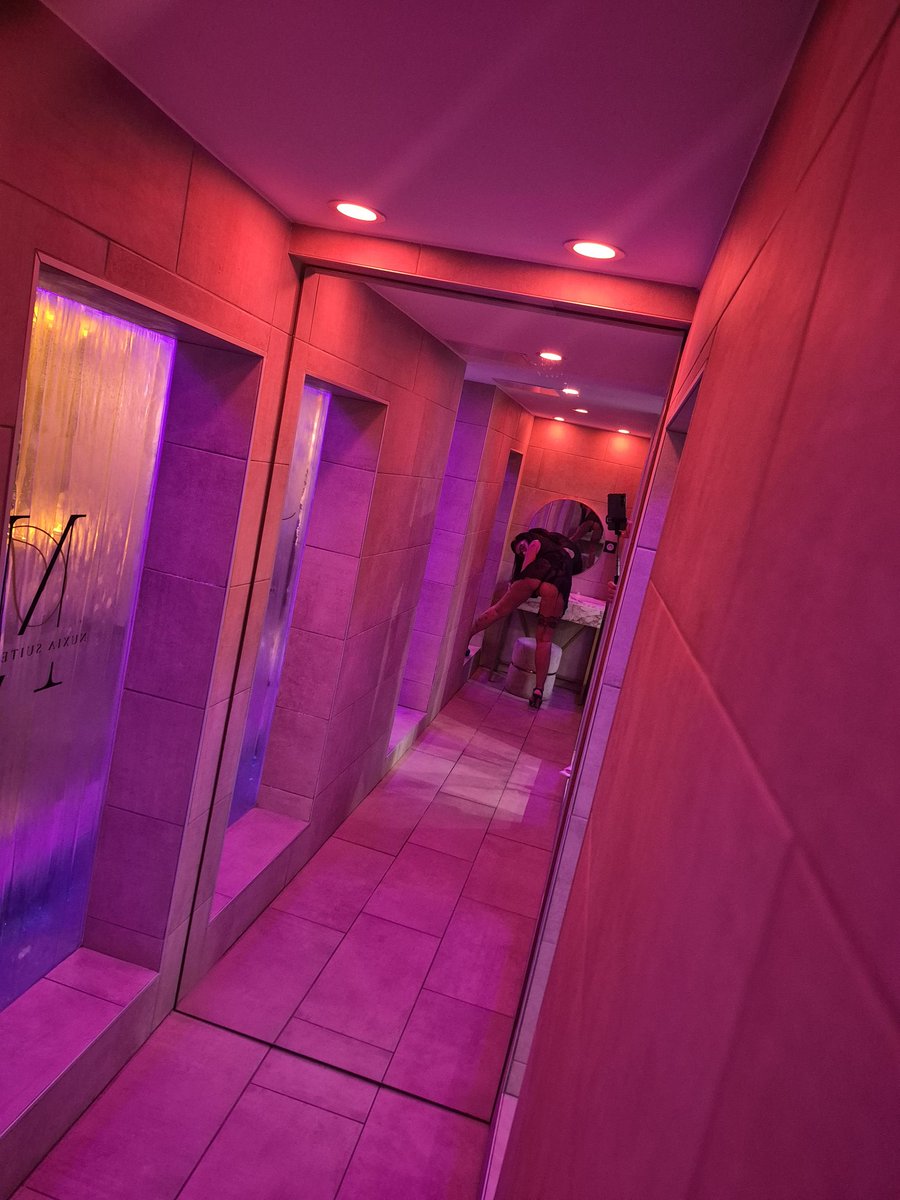 Carolaptitebomb's tweet photo. Avant goût en photos📷 de ma troisième vidéo📹 de ma ptite série dans cette love room magnifique en mode glamour et sexy dans un couloir mur d'eau sur la coiffeuse pour vous mes cokinoux et mes fans alors abonnés vous sur onlyfans et mym si vous voulez en voir bcp plus🔞😋🫦 https://t.co/Enpdkzhqsc