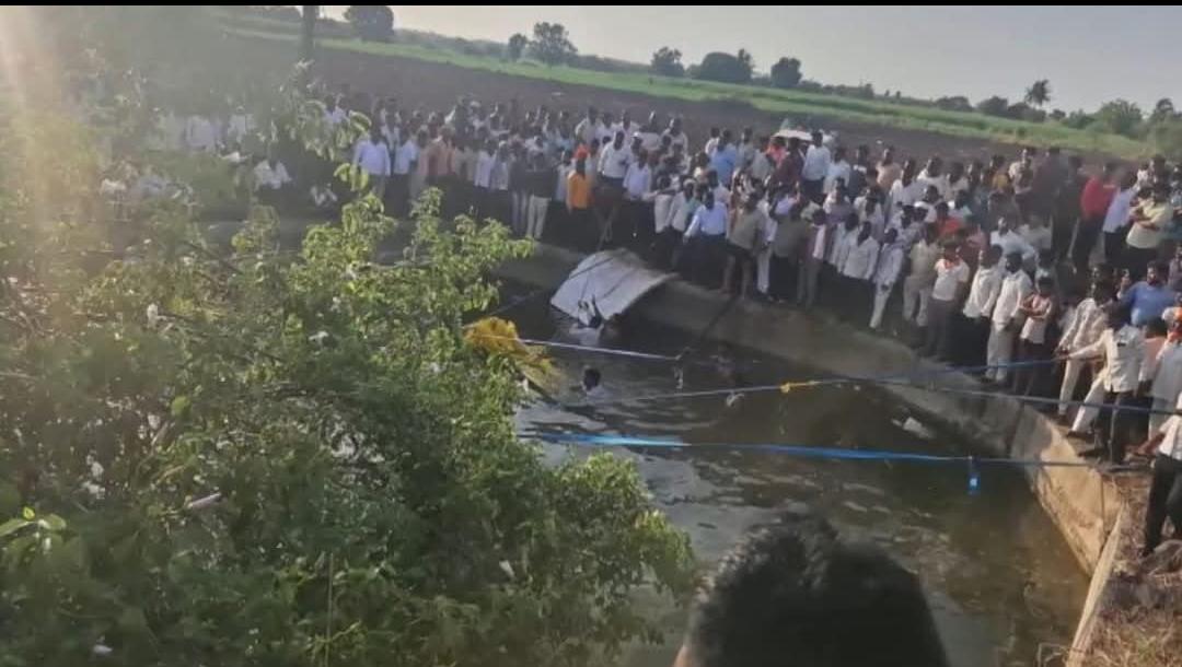 INCHarshsapkal's tweet photo. माळशिरस तालुक्यातील तांदूळवाडी गावाजवळ घडलेली भीषण दुर्घटना अत्यंत वेदनादायी आणि मन सुन्न करणारी आहे. प्रवाशांनी भरलेले वाहन विहिरीत कोसळून १४ जणांचा दुर्दैवी मृत्यू झाला, ही बातमी अत्यंत दुःखद आहे.

या अपघातात मृत्युमुखी पडलेल्या सर्वांना भावपूर्ण श्रद्धांजली. त्यांच्या कुटुंबीयांवर कोसळलेल्या या दुःखात आम्ही सहभागी आहोत. ईश्वर दिवंगत आत्म्यांना चिरशांती देवो आणि त्यांच्या आप्तस्वकीयांना हे अपरिमित दुःख सहन करण्याचे बळ प्रदान करो.

या दुर्घटनेतील जखमींना लवकरात लवकर पूर्ण बरे वाटावे, हीच प्रार्थना.