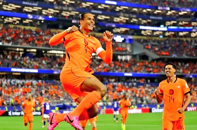 AmaroJonay's tweet photo. Una de las mayores injusticias del fútbol moderno es que Virgil Van Dijk haya nacido en Países Bajos. 

De haber nacido en España, Argentina e incluso Inglaterra, sería considerado como el mejor central de este siglo. Tengo cero dudas. Su palmarés sería aún mayor #FIFAWorldCup https://t.co/HuNfdRB6r1