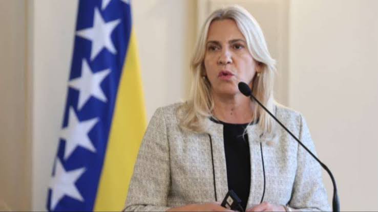 SuadaSaraj's tweet photo. Al najjači su mi Srbi iz manjeg entiteta koji zamijeraju Jovi Lukiću što igra za Bosnu i Hercegovinu, a ne zamijeraju recimo Željki Cvijanović što radi u institucijama BiH...

Svaka čast Jovi Lukiću 🇧🇦💙 i hvala mu ❤️ https://t.co/VMusjGnawZ