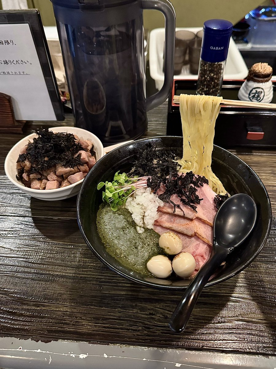 EZGMuuoqLUabEf7's tweet photo. 布施 魚々麺 園 さん
『煮干しまぜそば冷 大』黒鮑の肝ペースト うずら チャーシュー丼
煮干しの風味旨味溢れるまぜそばに黒鮑肝ペーストを追加トッピング(出来ない時もあります)はやっぱりめちゃくちゃ美味しい😍
色んな魅力的メニューありますがニボまぜそばも最高です💙
ありがとうございました🙏🏼☺️ https://t.co/j6LD8utUwq