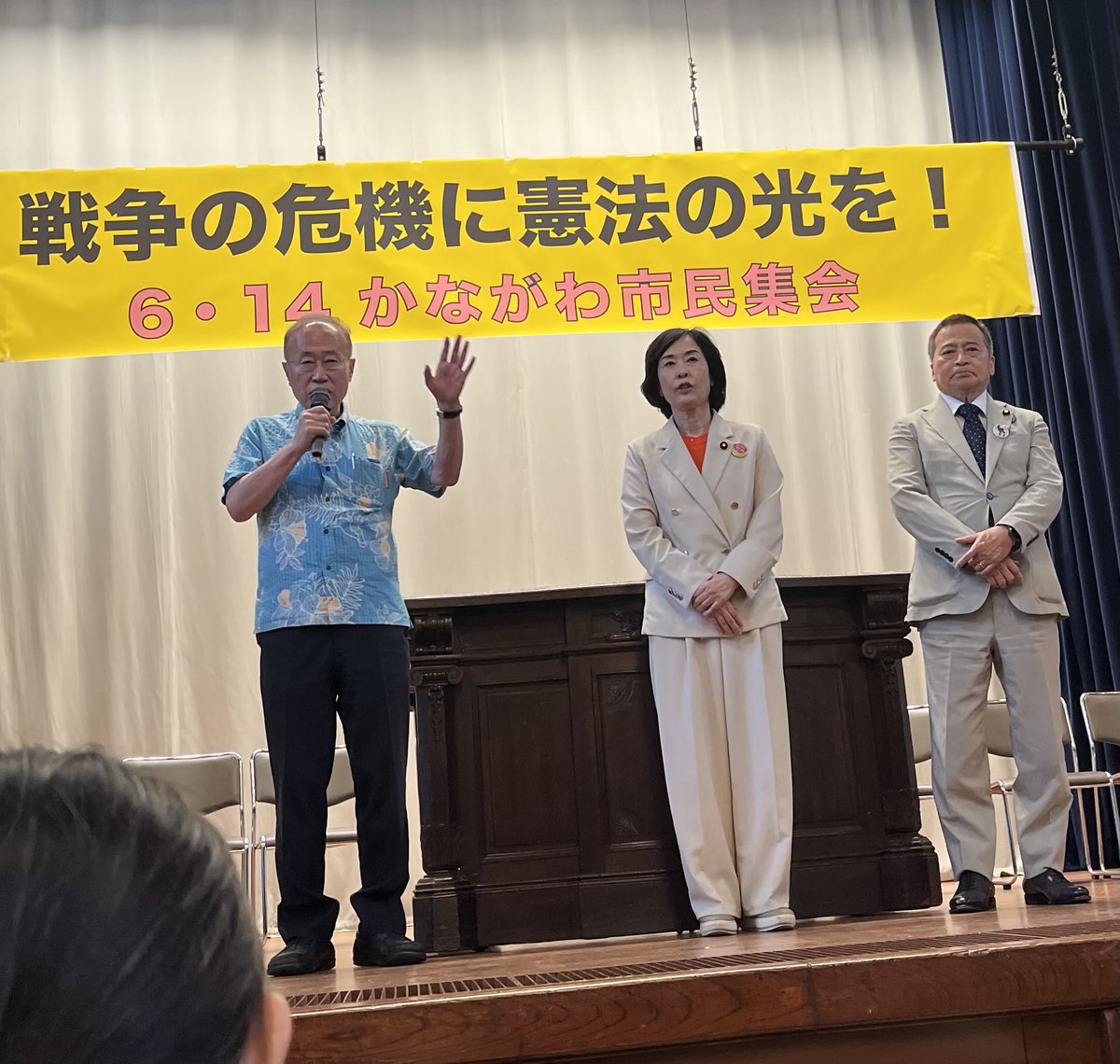 chikako165's tweet photo. 「戦争の危機に憲法の光を！」6・14かながわ市民集会。

15人の呼びかけ人「戦争の惨禍から生まれた平和憲法が力を発揮すべき時、憲法の光を市民の力に」と。

高校生の力強い決意表明、市民運動や平和団体の粘り強い取組み。

国会議員は、中道・共産・社民・立民が参加。
幅広い共闘が私たちの武器。 https://t.co/VjDYOuPC6c