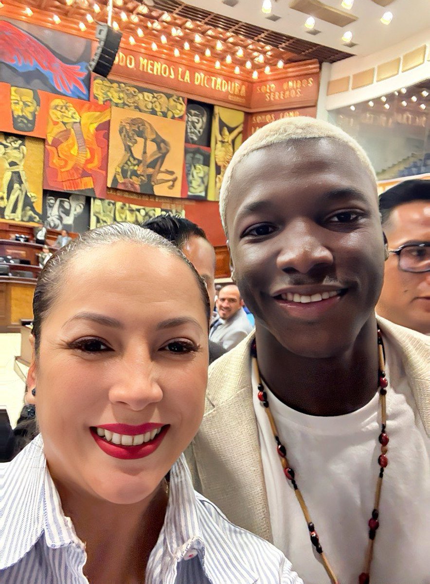 anaraffo1's tweet photo. Un lindo recuerdo de cuando recibimos a William Pacho y Moisés Caicedo en la @AsambleaEcuador. 🇪🇨 

Hoy que juegan, el aliento está más presente que nunca. Estamos apoyando a nuestra selección con toda la fe. 

¡A dejarlo todo en la cancha muchachos! https://t.co/ceM452xgDD