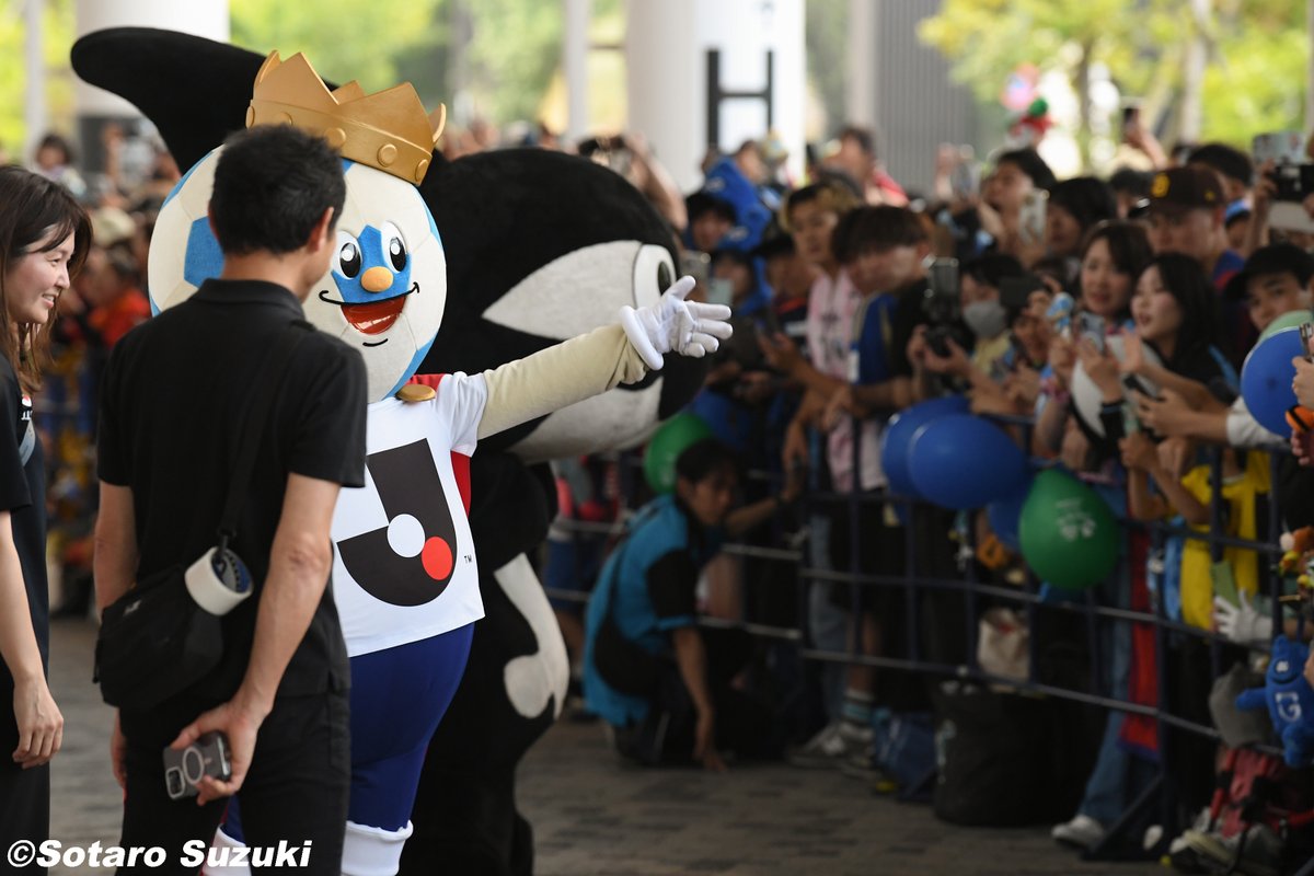 weeklysd's tweet photo. 📸フォトギャラリー📸
レジェンド降臨！Ｊリーグ創世記から見届け続ける最古参マスコット！シーズン移行という新たな歴史もＪリーグキングと共に！

👉https://t.co/bTGMN9pFQa

#サカダイ #サカダイフォト #Jリーグ 
#Jリーグキング #マスコット https://t.co/WHNURSxChn