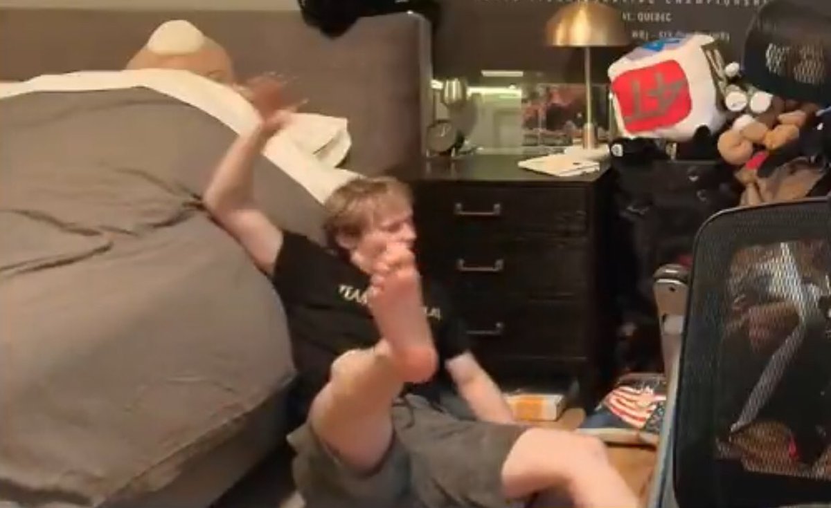 suggestme_name's tweet photo. When you backflip after a 4 hours stream https://t.co/tRMMAGLFBK
