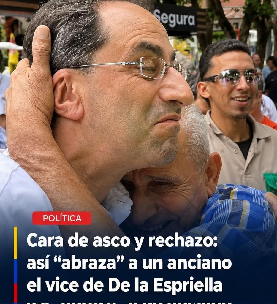 gener_usuga's tweet photo. Cara de asco la de José Manuel Restrepo fórmula vicepresidencial de Abelardo de la Espriella al ser abrazado por una persona de la tercera edad. 

El trato que nos espera. https://t.co/DWjbvoGyIQ