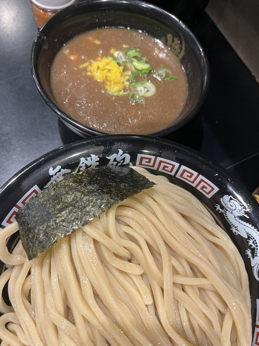 zender211's tweet photo. 無鉄砲つけ麺無心
豚骨つけ麺500g
ドロっドロの豚骨つけ汁。
麺が沈まないほど濃厚。おかわり必須の絡み方。
短冊状のチャーシューがたんまり。
ゆず、一味、ネギが良いアクセント。激辛高菜、すりごまも合う。
300g¥1,100、+¥100/100gは自家製麺ならでは。
最後は魚スープ割り。
ごちそうさまでした！ https://t.co/gaqaMR4p6k