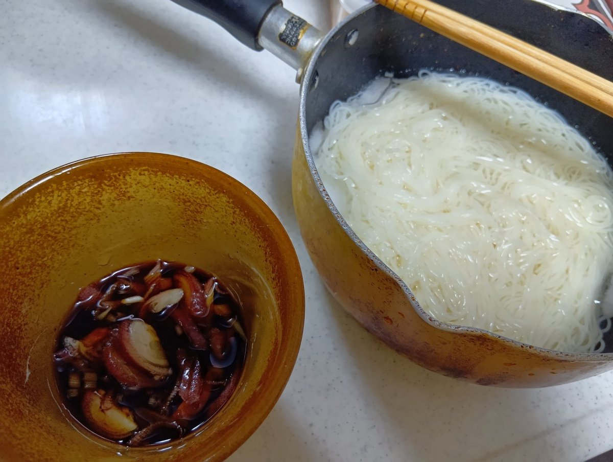 TooruTooru5's tweet photo. ひとり飯は鍋そうめん。けどつゆは唐船峡つゆ&amp;刻みミョウガ。（少し贅沢） https://t.co/yjMb1jbLzJ