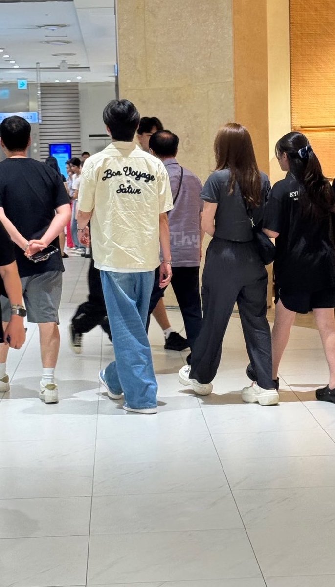 Mazaje8's tweet photo. 작년이랑똑같이 백화점목격담인데    옷입는스타일달라진거슬퍼.. https://t.co/ANvVEhZ7YX