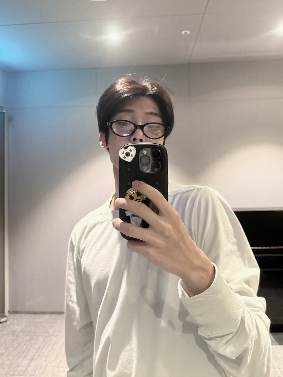 kazimeio's tweet photo. 저는 태극기 달려 있는 것마저도 댕ㅅ
아니 근데 태극기 저거 어디서 난 거야?
어떻게 붙어있는 거지 https://t.co/g8az4hGqeb