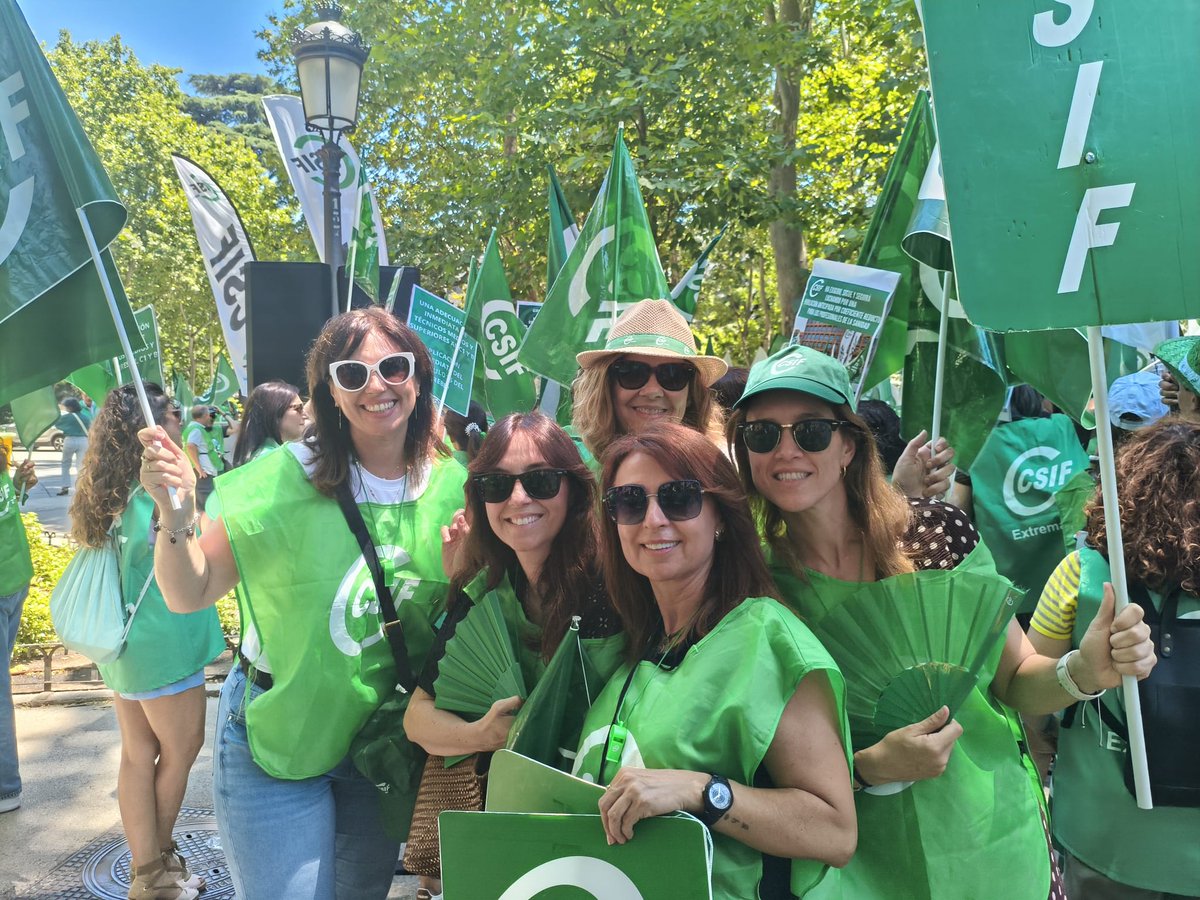 CSIFAlmeria's tweet photo. 📢 Una representación del Sector de Sanidad de Almería se ha sumado hoy a  la concentración en Madrid contra el Estatuto Marco redactado por Sanidad.
🟢 CSIF dice 'no' al incumplimiento del acuerdo tras más de tres años de negociación. https://t.co/gYAVzVHd3O