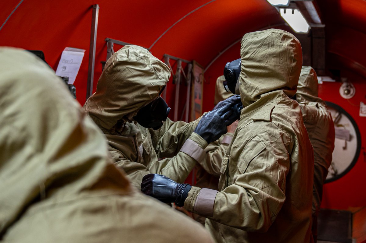 Armee_de_lair's tweet photo. Quand les conditions se dégradent, la mission continue.
Sur la BA 113 de Saint-Dizier, les #FAS se sont entraînées en environnement #NRBC pendant 8 h. ☢️
Objectif : garantir la continuité des missions et renforcer leur crédibilité opérationnelle. https://t.co/8a9ujePzCR