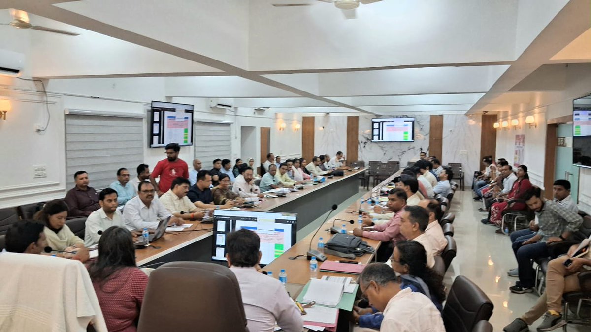 dmgbnagar's tweet photo. जिला सड़क सुरक्षा समिति की बैठक में सड़क सुरक्षा को लेकर किये जा रहे कार्यों की समीक्षा करते हुए अधिकारियों को यातायात नियमों का कड़ाई से पालन कराने, ब्लैक स्पॉट में शीघ्र सुधार तथा ओवरल���ड वाहनों पर अभियान चलाकर प्रभावी कार्रवाई सुनिश्चित करने के निर्देश दिये। @CMOfficeUP @UPGovt https://t.co/shSCgjXys8