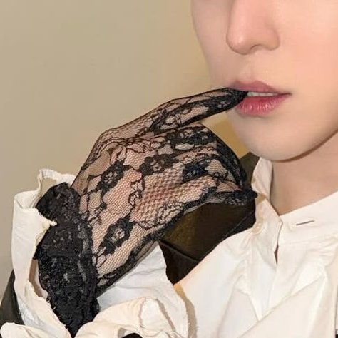 hourlyjyh's tweet photo. Yunho in lace gloves https://t.co/OOnc6xpEoI