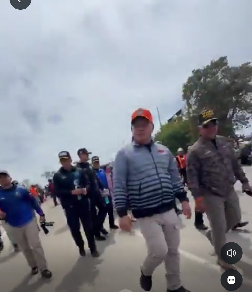 SonPolemicas's tweet photo. En plena tarea de rescate, cuando se necesitaba silencio absoluto, para que los perros rescatistas pudieran trabajar, llegaron unos gringos haciendo ruido con unos carros, eso fué lo que originó el reclamo de Diosdado.
Se aclaró y siguieron trabajando. https://t.co/S6OR3jmf3x