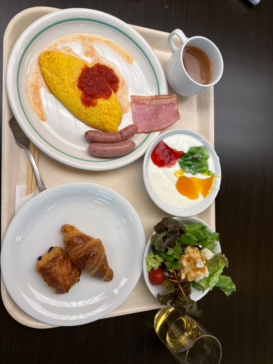 as_a_base's tweet photo. 卒業旅行の思い出。左は晩御飯。うなぎがふわふわで最高。カツオのタタキはお前焼津漁港抱えてそれはないじゃろ。
右オムレツ最高IHと菜箸で何故そのフォルムと味が⁉︎ https://t.co/gkjbs6XUoi