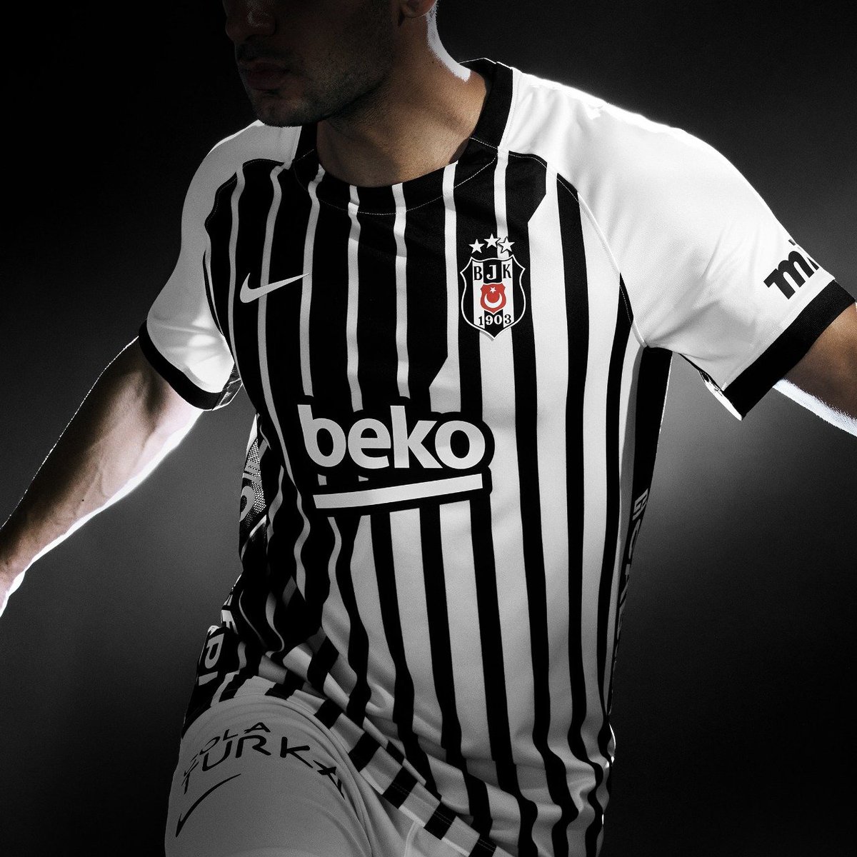 pusholder's tweet photo. Beşiktaş’ın 2026/2027 sezonu formaları belli oldu. https://t.co/g46ETyawTc