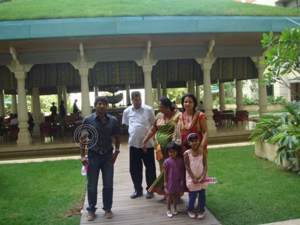 PuneethFC_17's tweet photo. ಅಪರೂಪದ ಚಿತ್ರಗಳು ನಿಮಗಾಗಿ ❤️🤗

#PowerStar #PuneethRajkumar #DrPuneethRajkumar #AshwiniPuneethRajkumar #PuneethFC https://t.co/VYzaimJyIO
