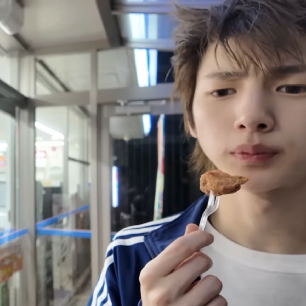 juhoontwt's tweet photo. yk the food hits when jju starts frowning like this https://t.co/GffVFyq15U