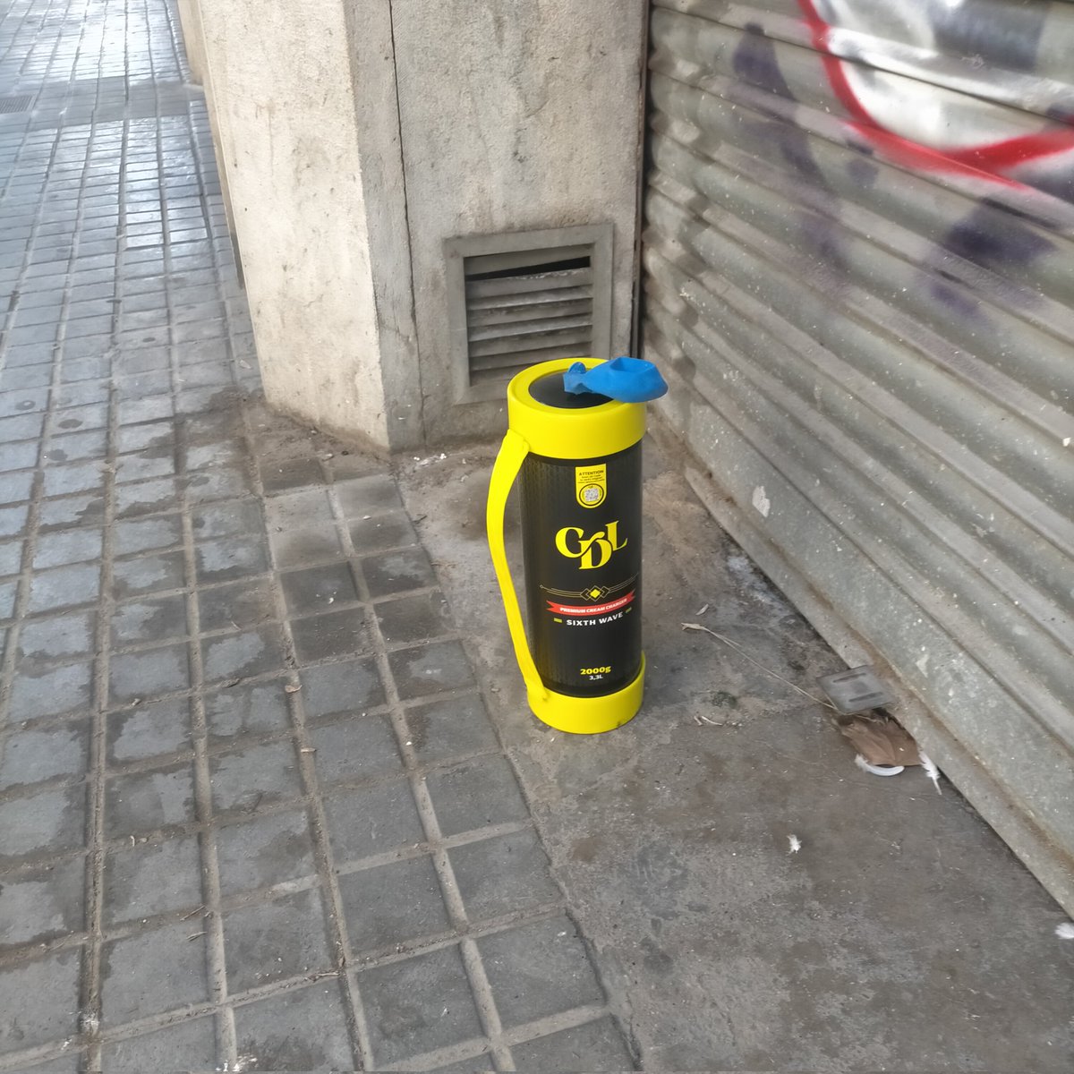 LuisPS78708889's tweet photo. @elperiodico Tal como este, hay envases por toda Barcelona (oxido nitroso), se chutan con todo y más. 

Después pasa lo que pasa, pero hay que ser permisivo.🫩 https://t.co/lYLdHbWGRi
