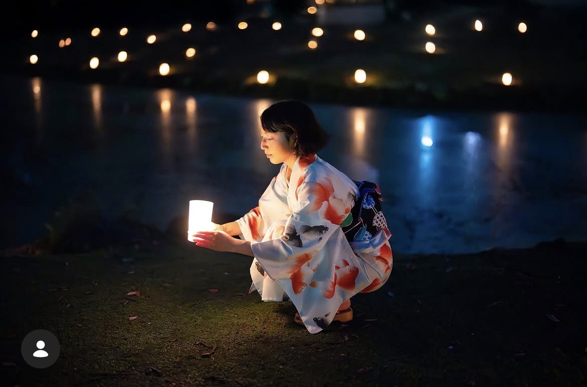 宵闇に映える浴衣「流水金魚」 紺地の浴衣は昼 白地の浴衣は夜 そんな