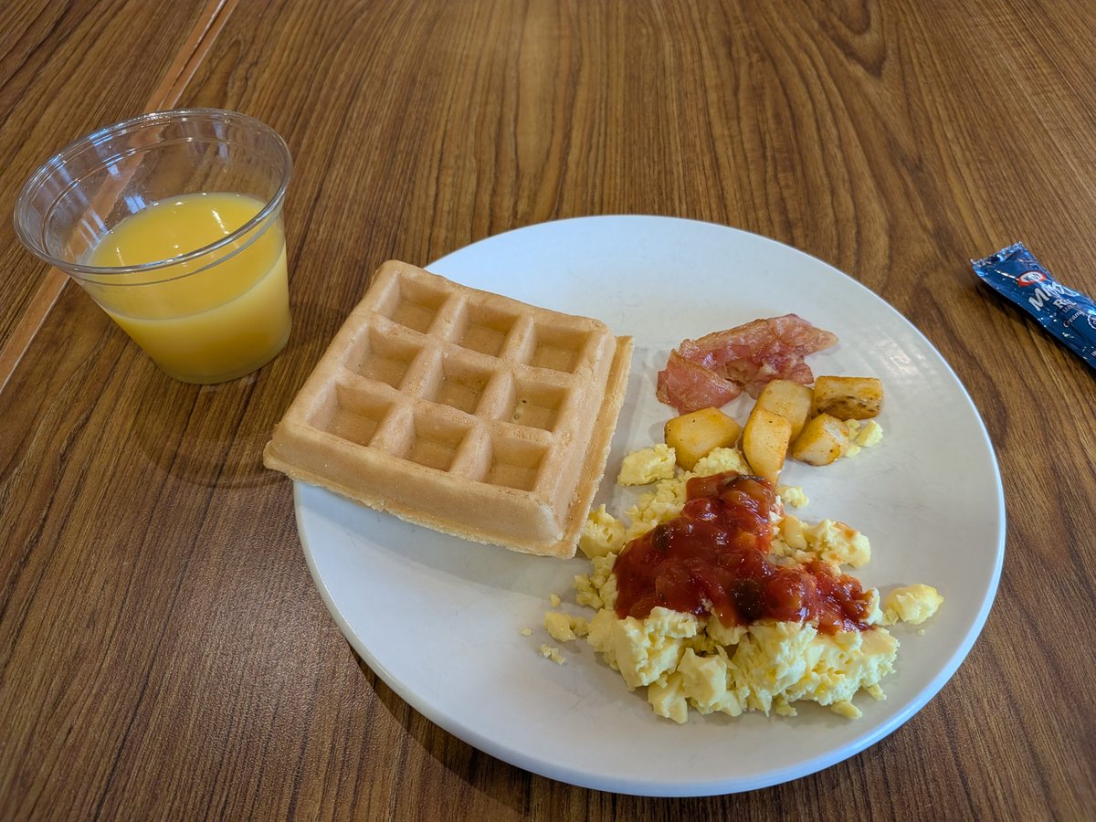 kuwaharamanabu's tweet photo. ホテルで朝食。
僕以外、全員が黄色。
でもよく見たら、その中に1人だけジェフの人が😂
WIN BY ALL！！ https://t.co/RMO2gSMnag