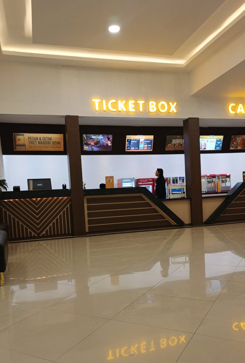 yststheonlyone's tweet photo. Mau rewatch Obsession di bioskop deket rumah tapi harus ada minimal 4 penonton dulu baru filmnya diputer. Fakkkkkk. https://t.co/F1EPeBIiD4