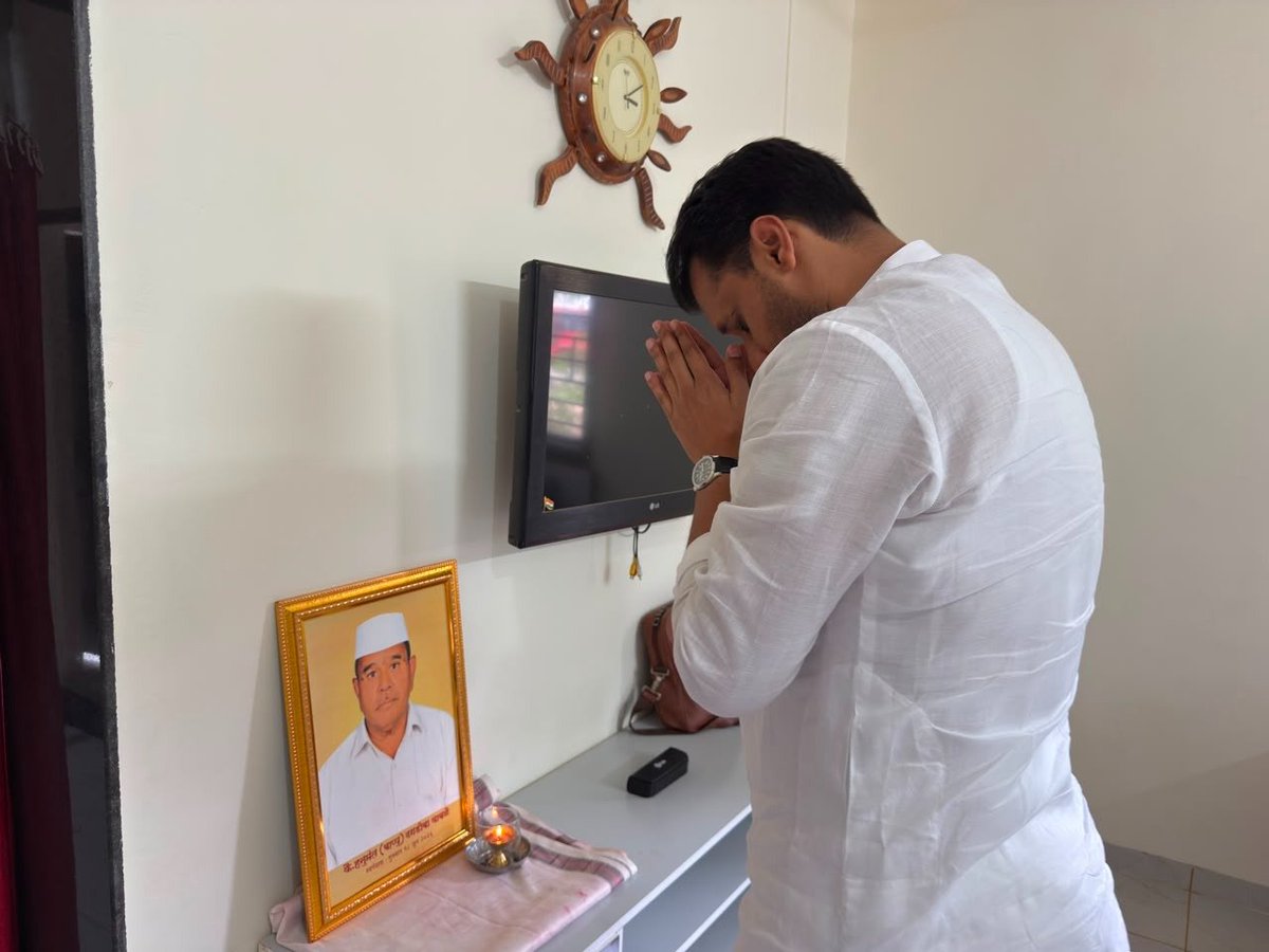 yugendraspeaks's tweet photo. जळगाव क.प. ता. बारामती येथील कै. हनुमंत दगडोबा वाबळे यांच्या निधनानंतर, त्या���च्या निवासस्थानी जाऊन वाबळे कुटुंबियांची सांत्वनपर भेट घेतली आणि त्यांच्या दुःखात सहभागी झालो.

तसेच, माळेगाव ता. बारामती येथील कै. प्रकाश सर्जेराव तावरे यांच्या निधनानंतर त्यांच्या निवासस्थानी भेट देऊन तावरे कुटुंबियांचे सांत्वन केले आणि दिवंगत आत्म्यास भावपूर्ण श्रद्धांजली अर्पण केली.

ईश्वर या सर्व दिवंगत आत्म्यांस चिरशांती देवो आणि त्यांच्या परिवारांना या दुःखातून सावरण्याचे बळ देवो, हीच प्रार्थना. 

#सांत्वनभेट #santvanbhet #baramati