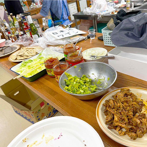 basasi_1's tweet photo. #茶花組 学校オフお疲れ様でした！
しおり作成＆入稿作業📖と、タコス🌮作りをしました！

📖📖📖📖📖📖📖📖📖📖📖📖📖
イラストも描きましたがPiriraが可愛く描けました
手元にある人はQRコードからドリンクメニュー見返せるので見てね
見れない人は言ってくれたら出します！
部数まだあるので来なかった人にも渡せます！
📖📖📖📖📖📖📖📖📖📖📖📖📖

🌮🌮🌮🌮🌮🌮🌮🌮🌮🌮🌮🌮🌮
タコスは生地から作って大満足でした
厨房組の手際の良さと皆が協力的だったおかげでやりたいことができました
（タコス写真はSyamuTakuさん）
🌮🌮🌮🌮🌮🌮🌮🌮🌮🌮🌮🌮🌮

メッチャ楽しかったです！ありがとうございました
素敵な思い出になりました🫶