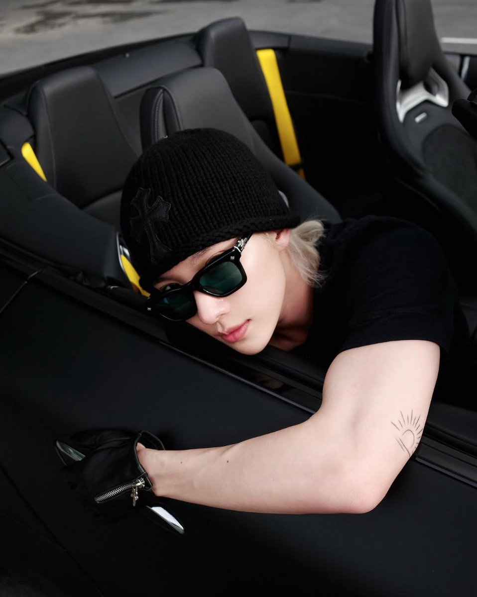 loveriieeeeee's tweet photo. Bro first off what’s your skincare cuz WTF HIS WHITER THAN A MILK😮‍💨🔥 second off all he soo d*mn fine in black~🖤

#Noeulnuttarat #S2TheSunset #Horizone #BoNoh https://t.co/AZUBXcjrpa